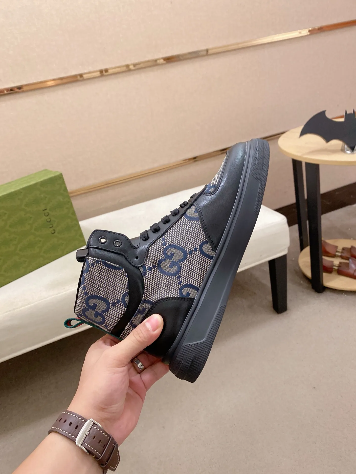 Men's clothing and shoes: 420💰 (GUCCI) The latest model from the official website🎁🎁Casual and fashionable men's shoes👟, hot style💥The version is simple and elegant, exclusive for trendy men. The unique latest brand elements from the official website👑Original Gucci decoration, fashionable and generous, the fabric is original cowhide ✅Mesh breathable lining, the official website specifies wear-resistant casual outsole, the classic model is taken in kind at the counter🎬38-44 (can be customized for 45 non-refundable)
